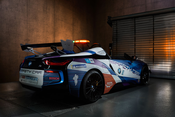 BMW i8敞篷跑车化身电动方程式安全车 超帅彩绘摩纳哥站亮相