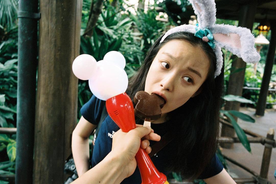 倪妮的迪士尼停不下来了,看起来不仅是梦幻之旅,更是美食之旅哟
