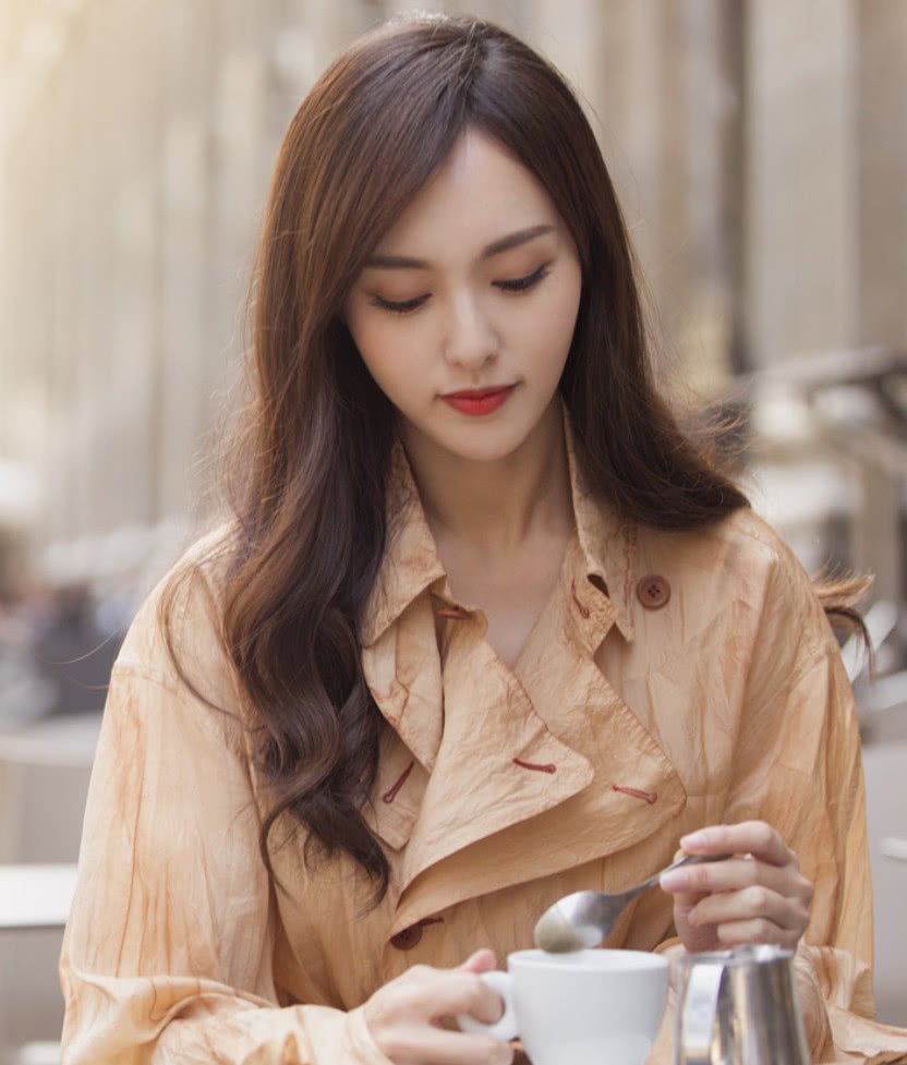 春天还没到,唐嫣却穿上了落叶裙,2019年秋的