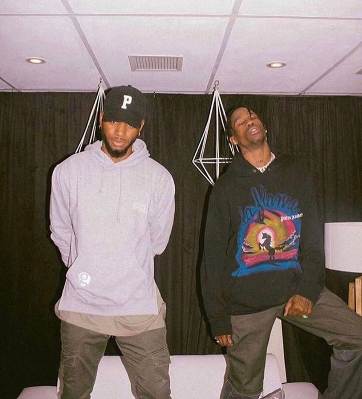 travisscott举话筒杆,travisscott举话筒架 为什么travisscott每张照片都在睡觉