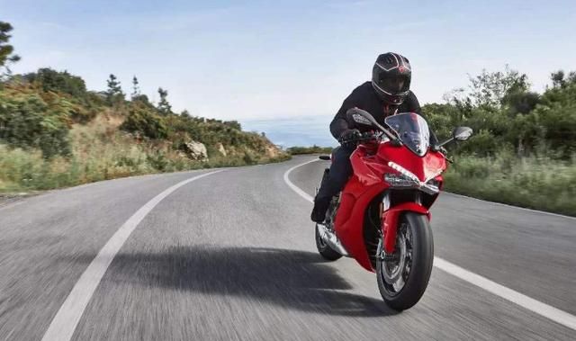 非传统意大利红魔--杜卡迪鸰速 SuperSport939，跨界典范