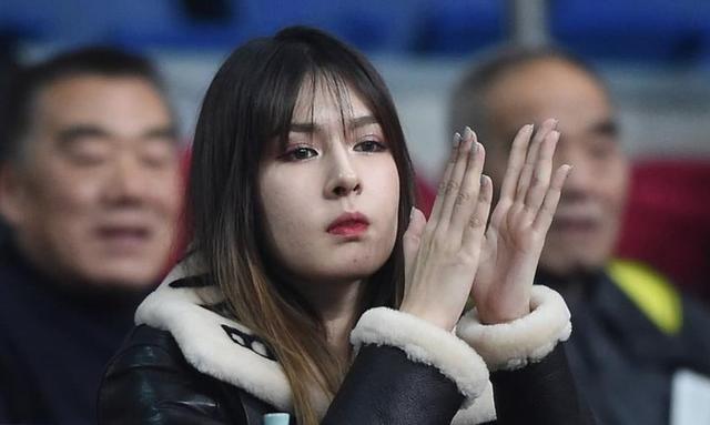 阿的江女儿现身cba赛场,网友直呼神似周慧敏,坐位有钱也买不到