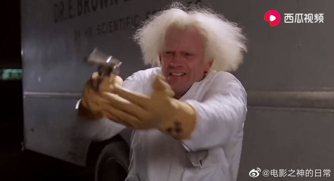 男孩被人追杀，驾驶跑车逃亡，竟意外穿梭时空！这是什么主角光环！