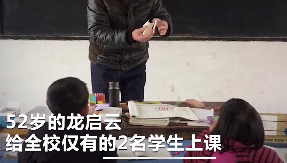 52岁教师上热搜，“人民日报”响应，1句话让家长“涕泗横流”！
