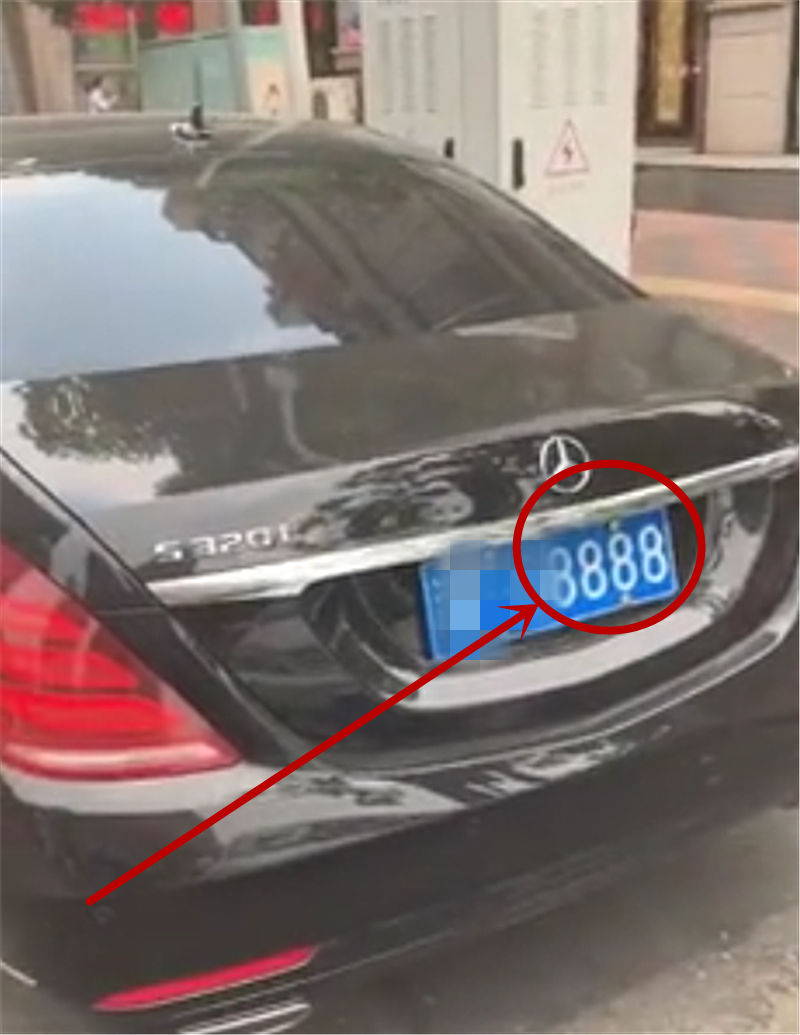 104万奔驰S320L现天津,本不会在意,但车牌号实在惹眼