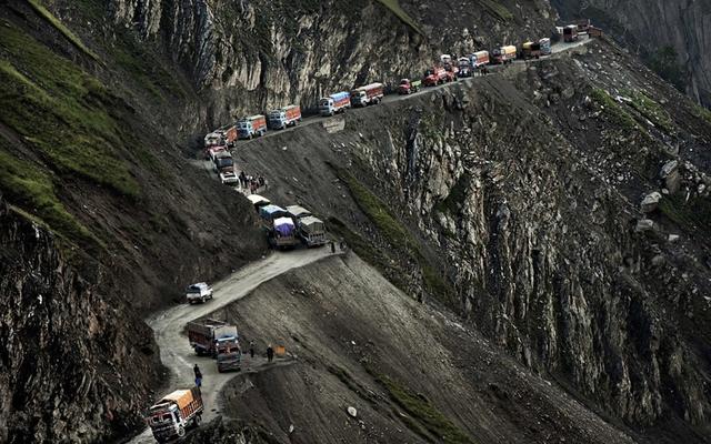 印度最危险的公路,海拔高度高达5000米,司机要开2天2夜
