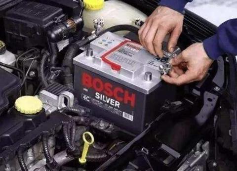 蓄电池“寿命”为何这么短？维修师：避开这3行为，电瓶多用十年