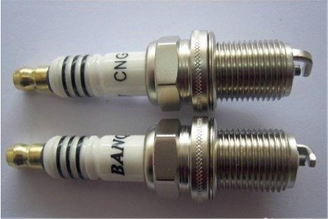 怎么清洗火花塞上的积碳？