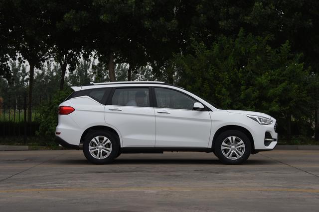 这款SUV行李厢空间堪比奥迪Q7，售价仅6.6万起，主打超高性价比