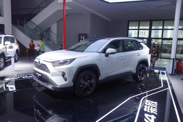 展台上被围观的新一代RAV4，有能力统治紧凑级SUV吗？