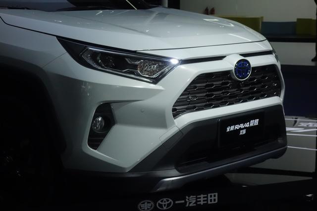 展台上被围观的新一代RAV4，有能力统治紧凑级SUV吗？