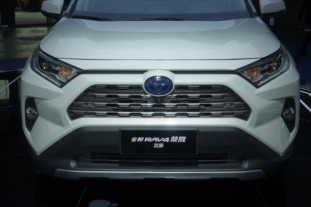 展台上被围观的新一代RAV4，有能力统治紧凑级SUV吗？