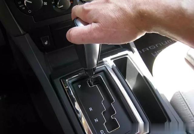 自动挡车行驶中不踩刹车能直接切换D\/S\/M挡吗