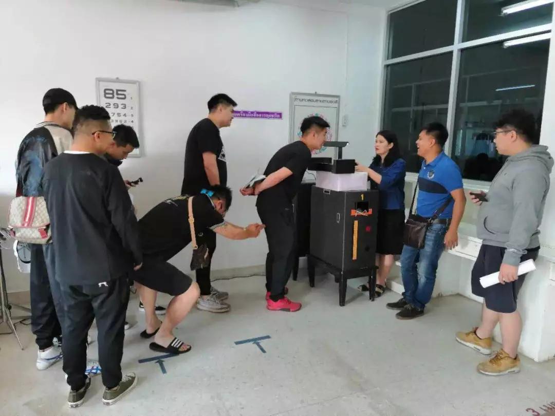 改装车壮游泰国第3集:妹子围着思铭恋恋不舍,保养机油仅需20元