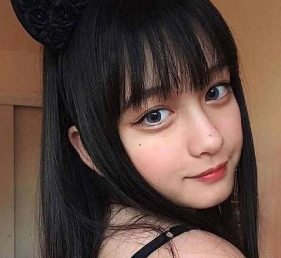 17岁女孩素颜照被疯传，看到父母的颜值后，很多人都不吭声了