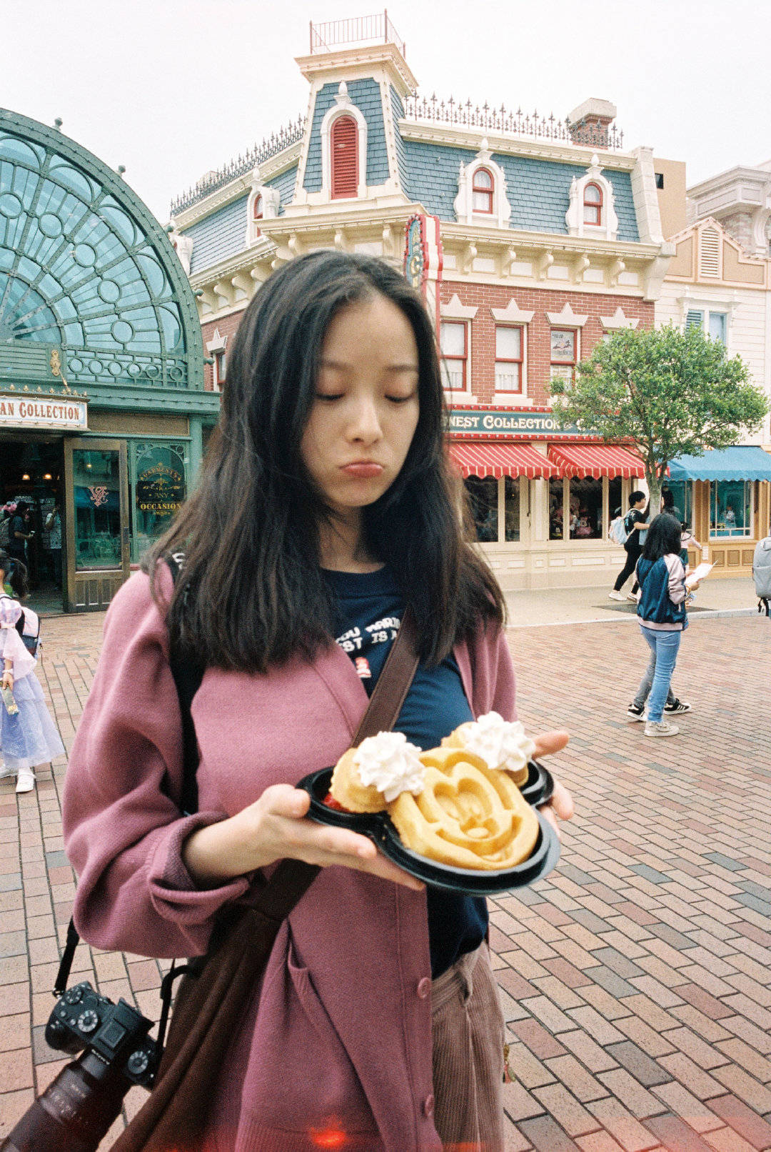 倪妮的迪士尼停不下来了,看起来不仅是梦幻之旅,更是美食之旅哟