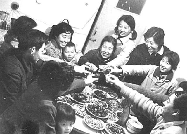 东北80年代的年夜饭:全家包饺子,穿新衣吃油滋啦,满满