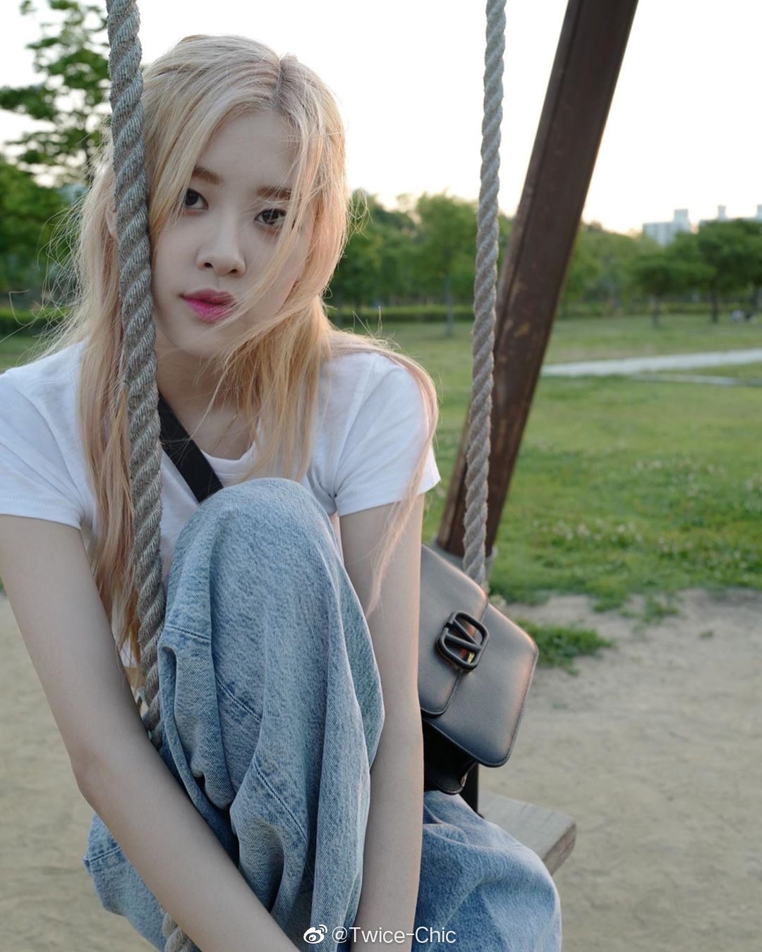 Lisa和朴彩英开车,朴彩英开车文章 rose朴彩英 | lisa镜头中仙游岛公园秋千上的澳洲玫瑰