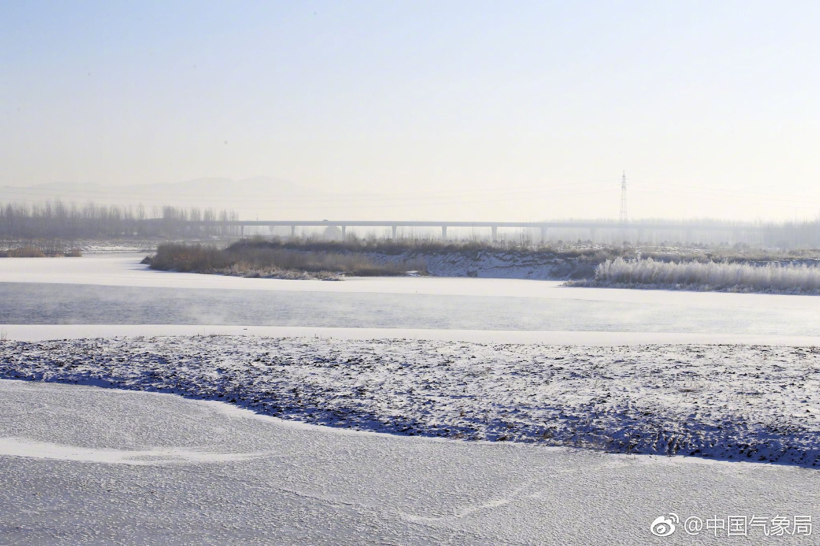 冬季清晨，辽宁省辽阳市的太子河水越发寂寞，河面开始结冰|辽阳市|河面|结冰_新浪新闻