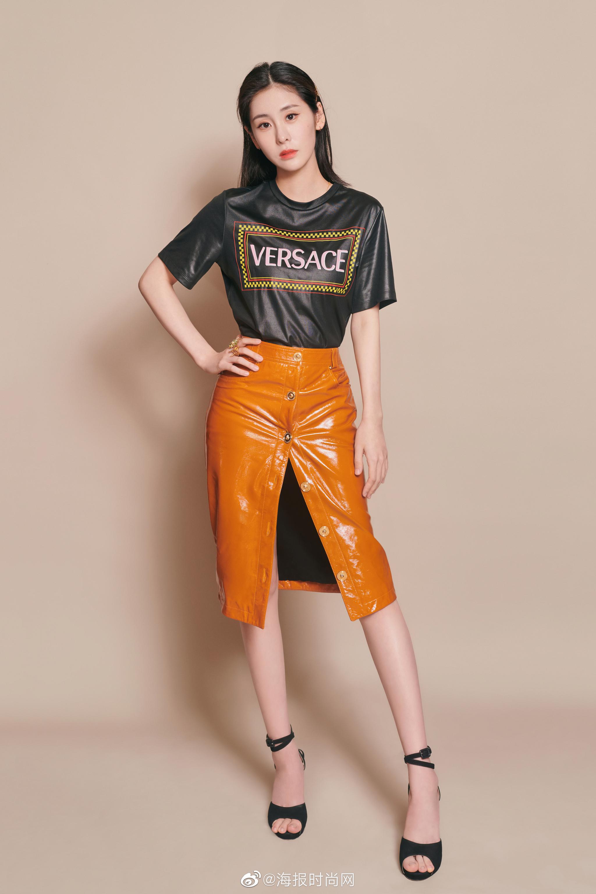 张碧晨身着@Versace范思哲官方微博T恤与橙色漆皮裙亮相湖南卫视五|张碧晨