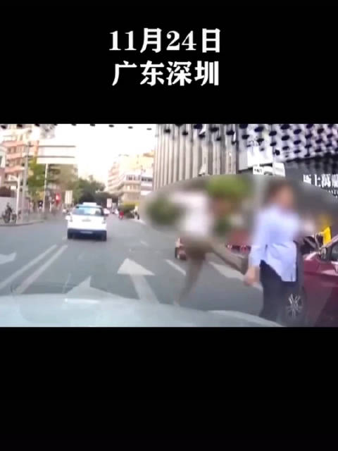 行人脚踹出租车，司机下车飞踹行人。警方：以调解。