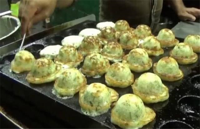 大叔街边摆摊卖"懒人"小吃,5元2个一锅能出60个,天天排长队