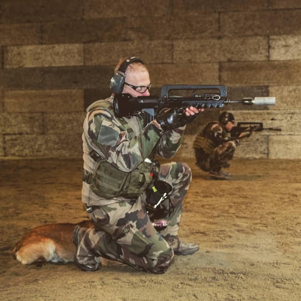 法国陆军第一空降猎兵团军犬单位的士兵使用安装了消音器的FAMAS突击