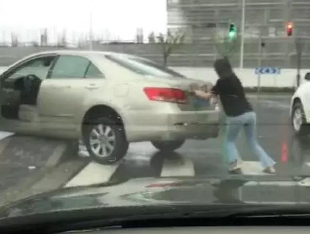 女司机被水泥墩子难住,下车后的动作令路人拍手称奇