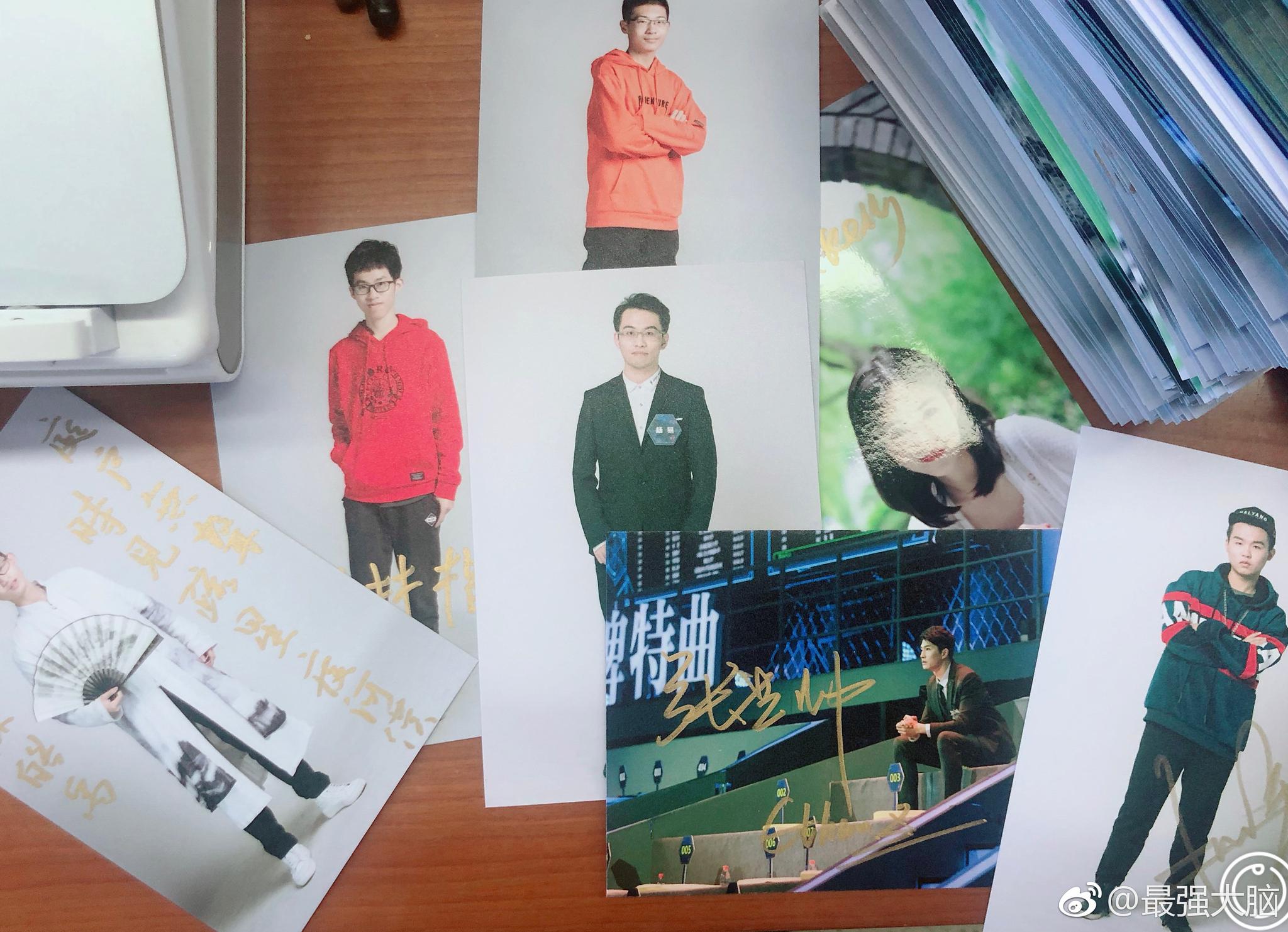 听说大家都很想要签名照？强哥此时大概是全世界最幸福的人吧