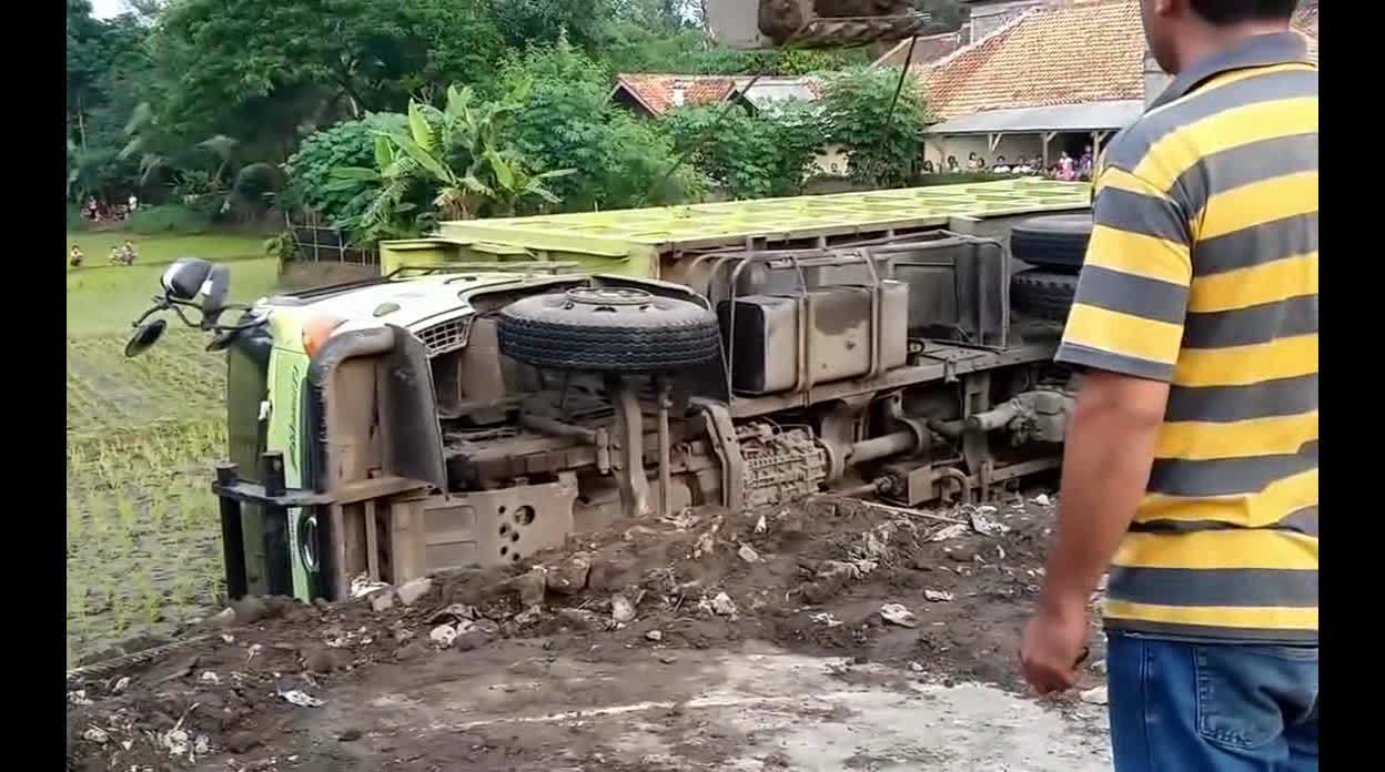 看挖掘机司机如何神速救援卡车，这个活干的漂亮，技术高超！