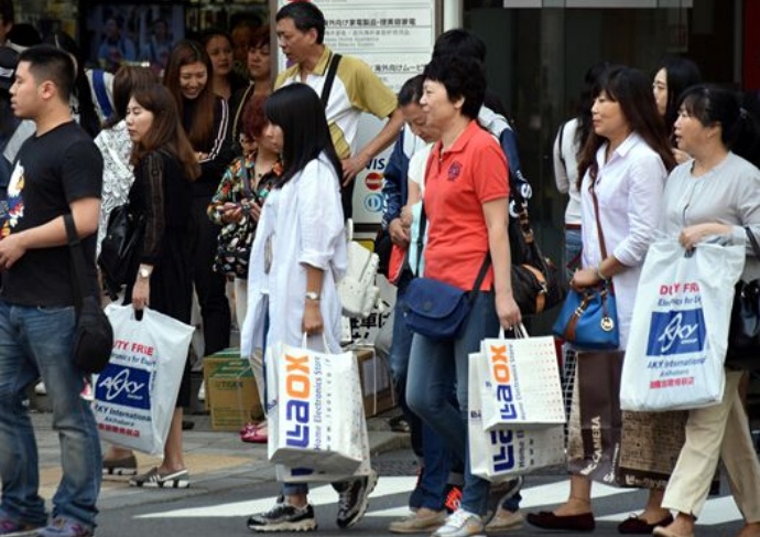 为何中国游客扎堆涌入日本购物？真是外国月亮比中国的圆一点？