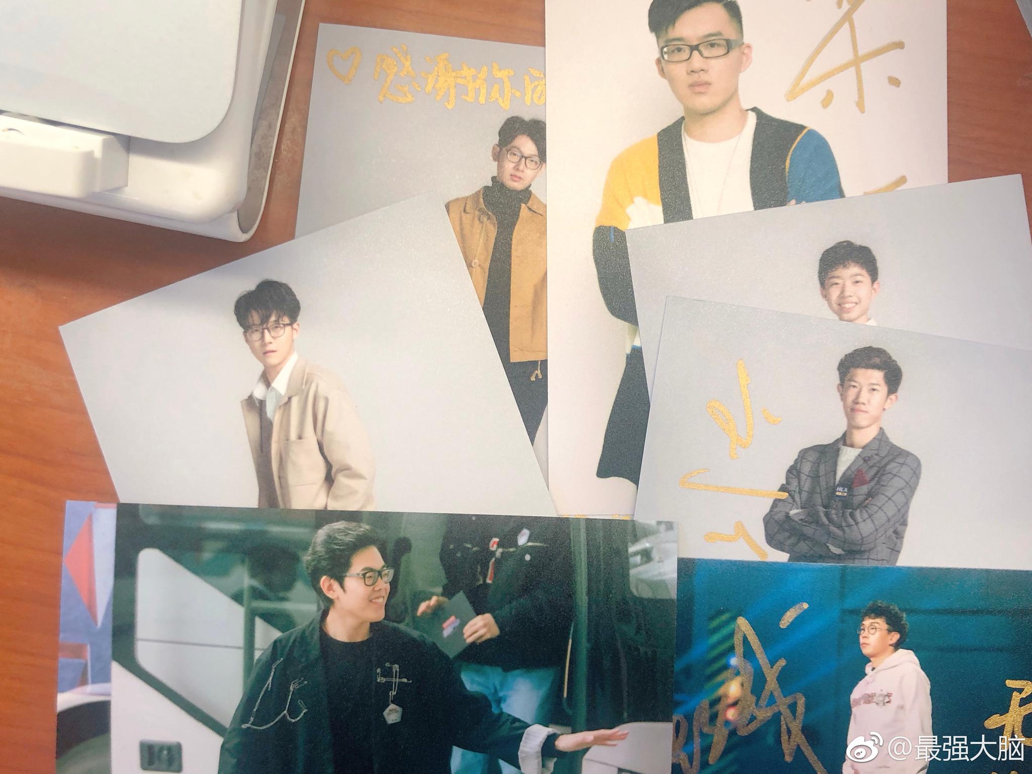 听说大家都很想要签名照？强哥此时大概是全世界最幸福的人吧
