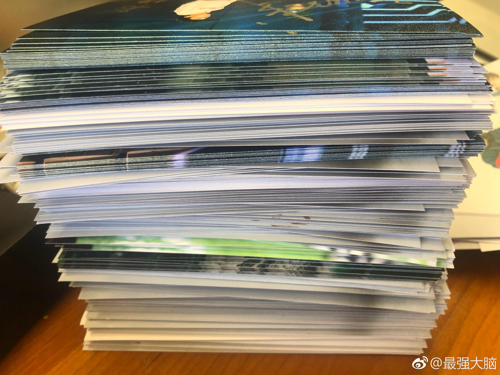 听说大家都很想要签名照？强哥此时大概是全世界最幸福的人吧