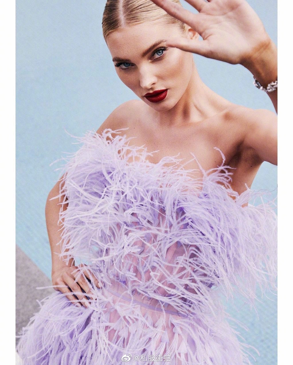 维密天使Elsa Hosk身穿Alberta Ferretti紫色羽毛