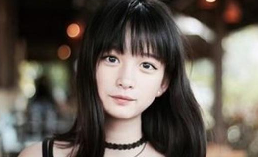 17岁女孩素颜照被疯传，看到父母的颜值后，很多人都不吭声了