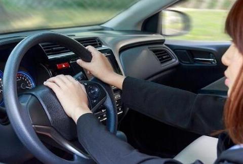 女司机将豪车送4S店保养，发现爱车竟被充当婚车！