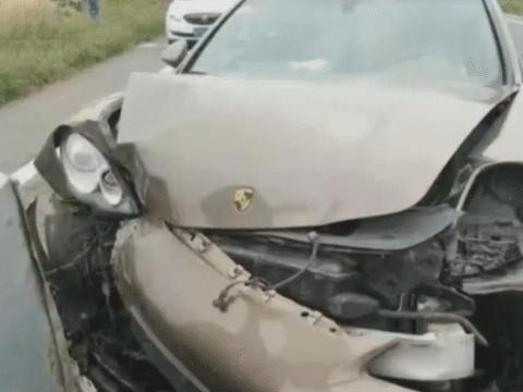 男子贷款买保时捷轿车，因还不起车贷将车撞报废，男子还赚钱了