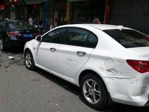 车停在路边被撞，应该先找保险还是先找交警？