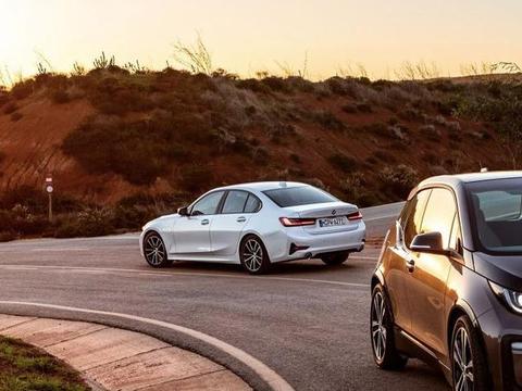 宝马新3系也插混，纯电续航人家30公里它能达60公里，还6秒破百！