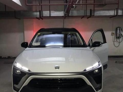 路上偶遇蔚来实车，车主：科技感不错，只可惜续航不给力！