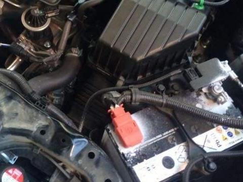 汽车没电就换电瓶？一瓶蒸馏水就能解决的事情，别再花冤枉钱！