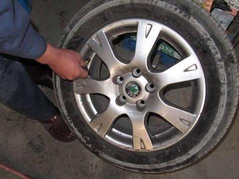 车辆为什么定期要轮胎换位？多久做一次比较好？