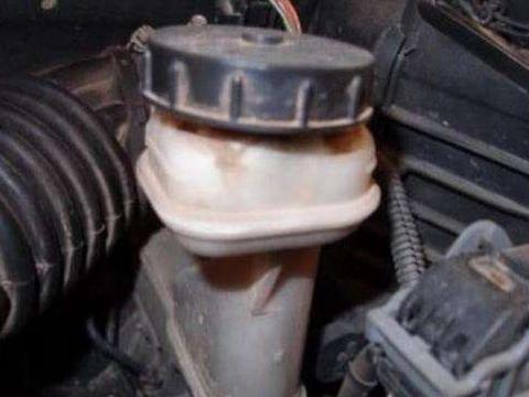 刹车油跑满四万公里必须更换？无稽之谈！小方法教大家自己判断