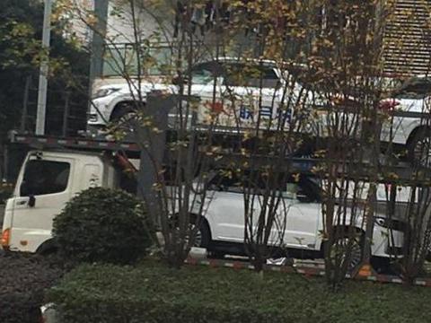 新车的前保险杠还是很稳重的。