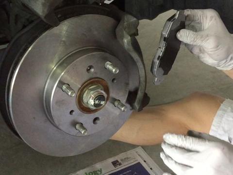 刹车片多久换？看完后车主：得亏知道早，要不然就被维修店骗了