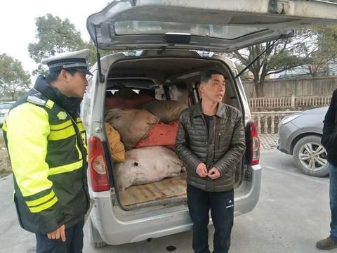 面包车改装载货违规重罚，皮卡车限制入城，这让农民好纠结！