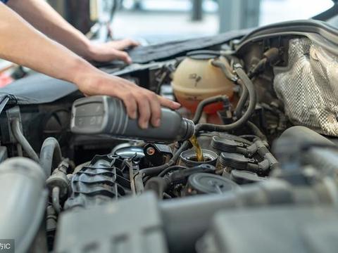 汽车变速箱油什么时间更换，维修人员说超过这个公里数要报废