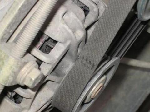 你的汽车皮带有保养过吗如果行驶时皮带突然断了又该如何处理