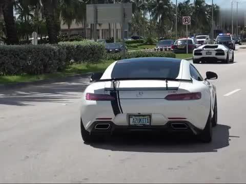 实拍：土豪驾驶兰博基尼原地烧胎，感觉车主一点也不心疼