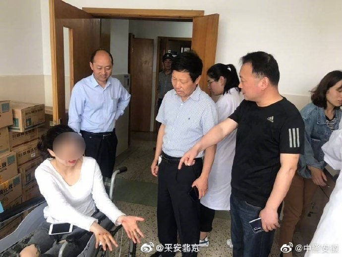 女警主动请缨引色狼出洞 被拖拽数米多处负伤